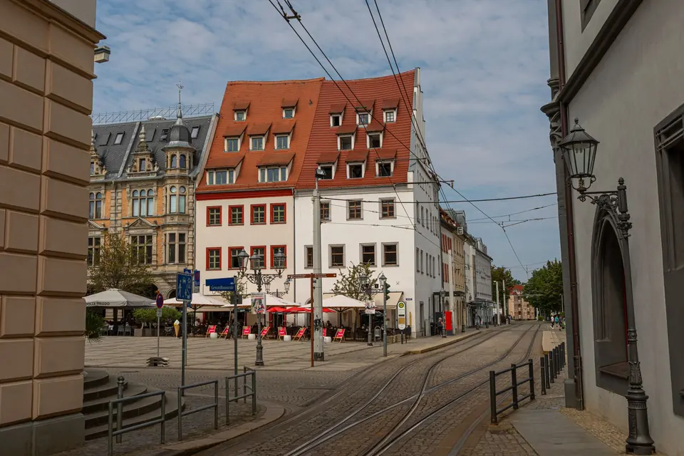Entdecken Sie die charmante historische Architektur in Zwickau, Deutschland, mit einzigartigen Gebäudedesigns und einem lebhaften Platz.